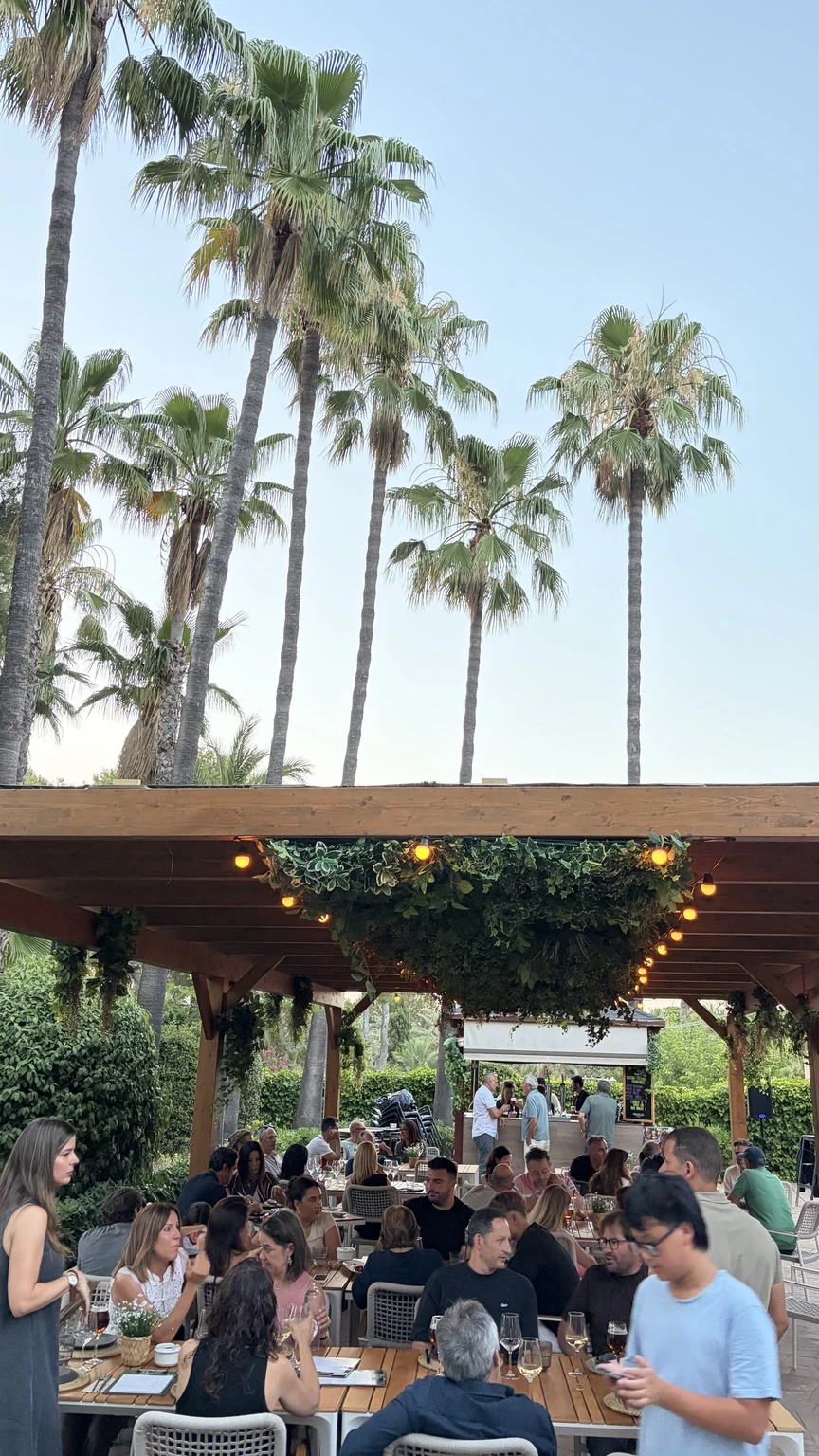 Terraza de Jardines de Bacai llena de comensales
